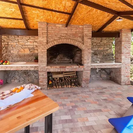 Wunderschoenes In Matijasi Mit Grosser Terrasse * Zminj