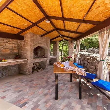 Wunderschoenes In Matijasi Mit Grosser Terrasse